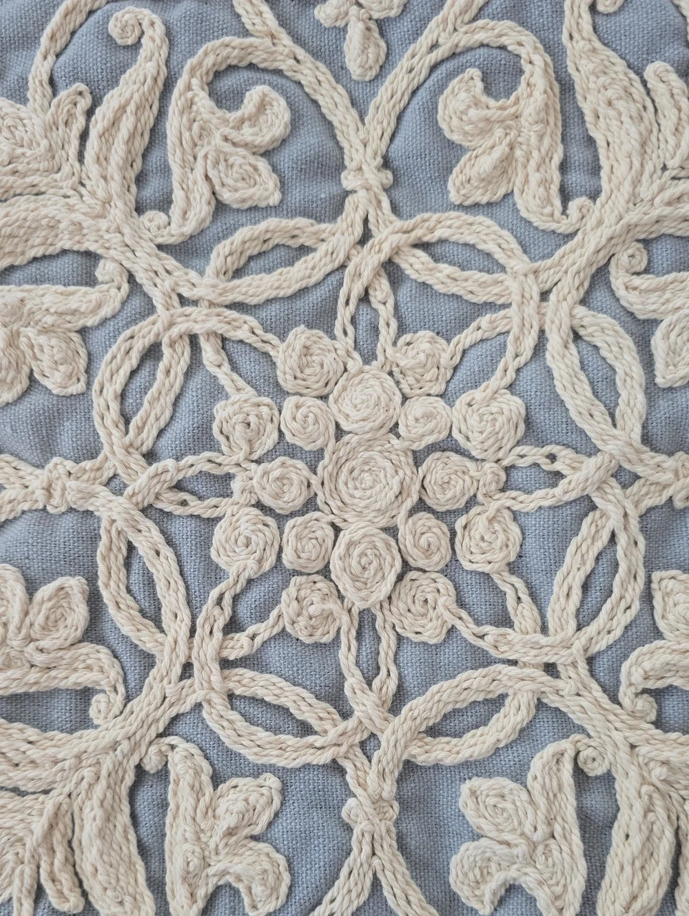 N/A intricate cream